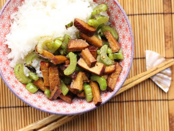 Tofu fumé et céleri au wok