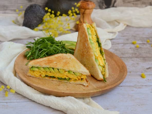 Club sandwich aux oeufs brouillés et à  l'avocat