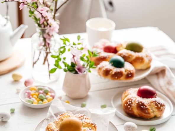 Brioches tressées de Pâques aux oeufs colorés