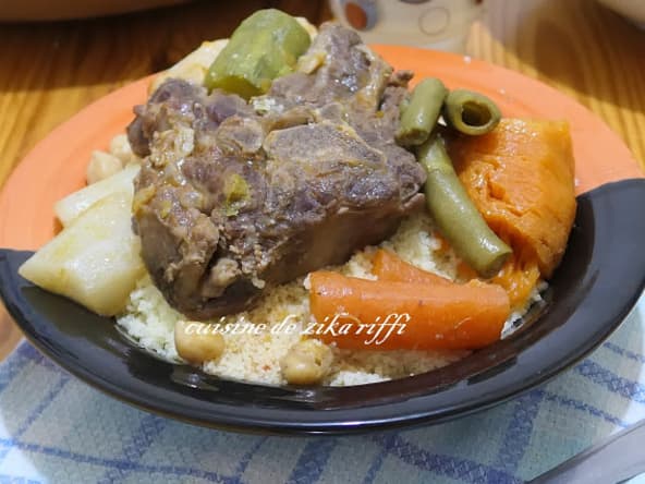 Couscous à l'agneau fèves fraîches et légumes
