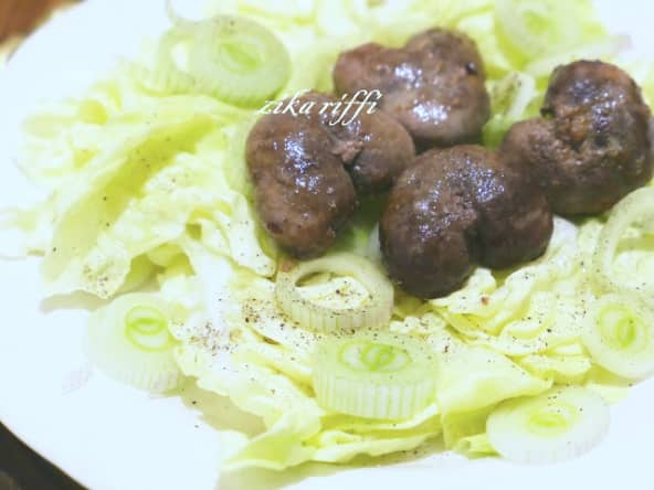 ROGNONS POÊLÉS A L'AIL SUR LIT DE LAITUE