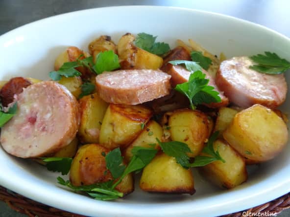 Pommes de terre rôties avec la saucisse Morteau à la cancoillotte, une spécialité de la France Comté