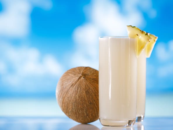 Piña Colada cocktail avec du rhum, jus d'ananas et crème de noix de coco