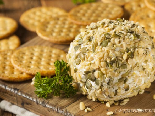 Cheeseball : une boule de fromage frais graines de courge et pignons de pin