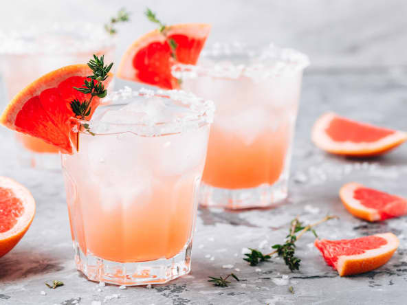 Un verre de cocktail "salty dog" au pamplemousse