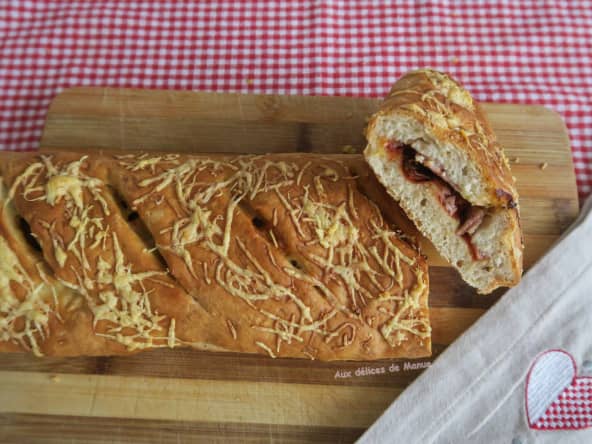 Fougasse rapide aux tomates, jambon, tomates séchées et fromages