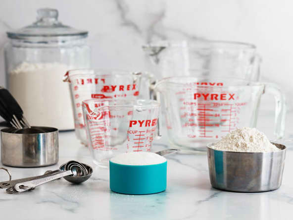 Mesurer sans balance avec tasses et cuillères de mesure (cups, spoons)