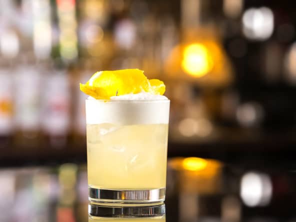 Le Whisky Sour est un cocktail contenant du whisky avec du citron, ou du jus de citron et du sucre.