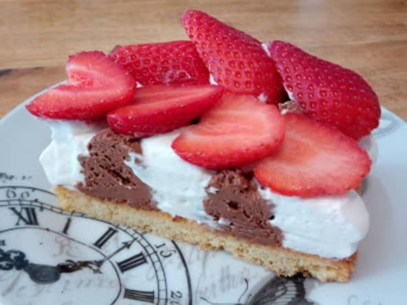Biscuit gourmand aux fraises, mousse chocolat mascarpone et chantilly