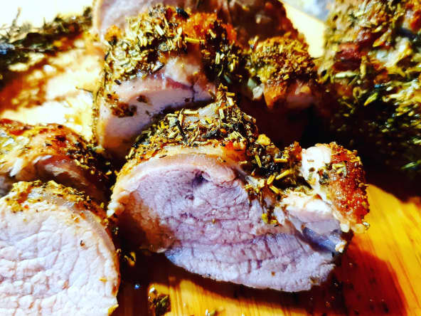 Filet mignon de porc en croûte d'herbes thym et romarin