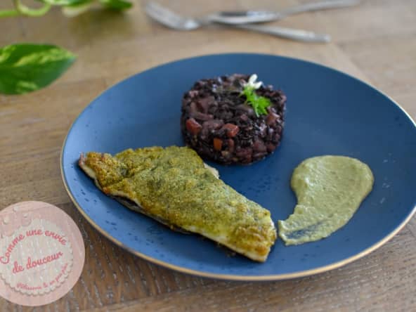 Dorade viennoise en croute d'ail des ours, riz noir et crème de petit pois fenouil