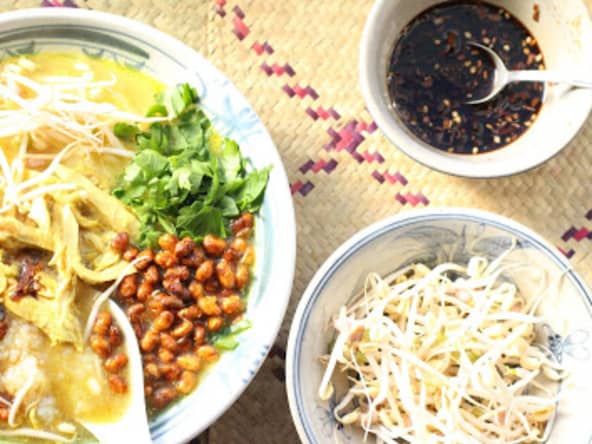 Soupe de riz et de poulet à l'indonésienne (Bubur Ayam)