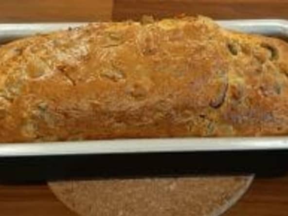 Recette du cake salé maison aux lardons, olives et champignons.