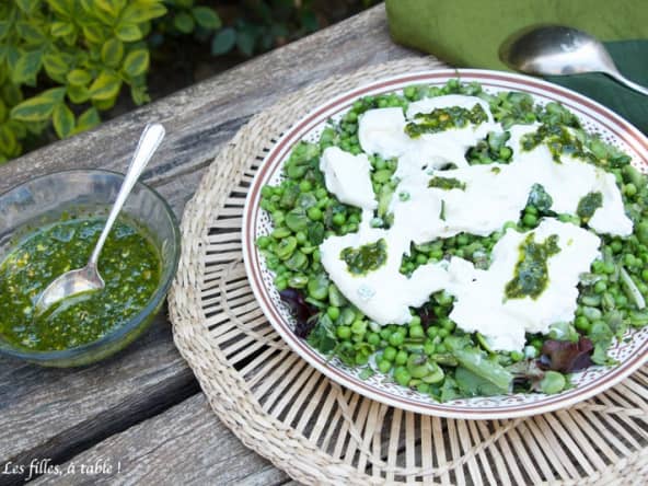 Salade de fèves, petits pois et burrata