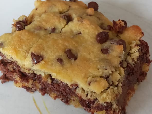 Cookie géant aux pépites de chocolat fourré à la pâte à tartiner