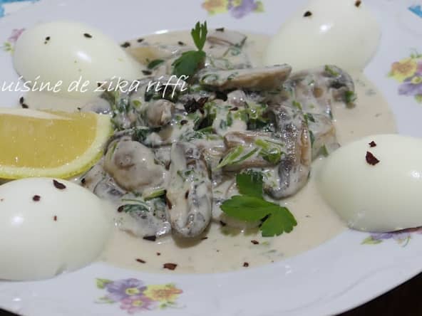 PLAT DE CHAMPIGNONS DE PARIS FRAIS A LA CREME AU CITRON ET OEUFS DURS 