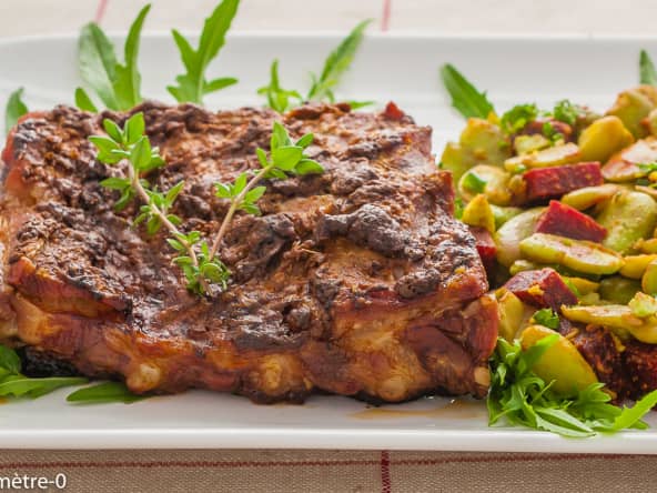 Spare ribs aux épices, salade de fèves et betteraves