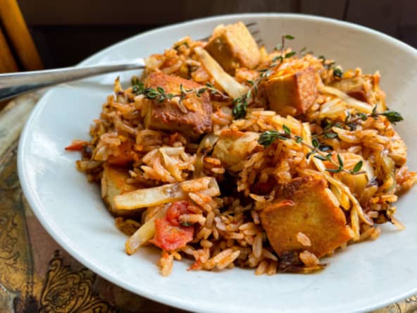 Riz sauté au tofu, à la tomate et au thym