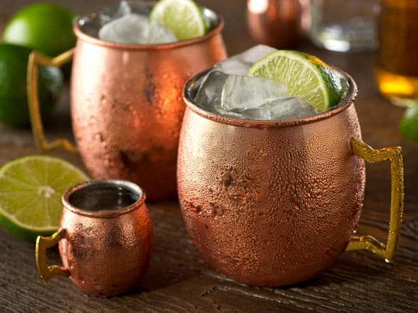 Cocktail Moscow mule dans des verres en cuivre
