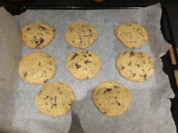 Recette maison de cookies à la noisette et pépites de chocolat.