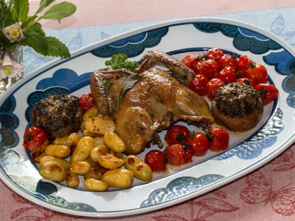 Pigeon rôti en crapaudine, à la sauge et champignons farcis, pommes de terre nouvelles