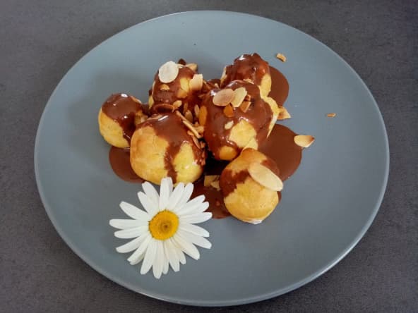 Profiteroles vanille - chocolat blanc, sauce chocolat au Companion