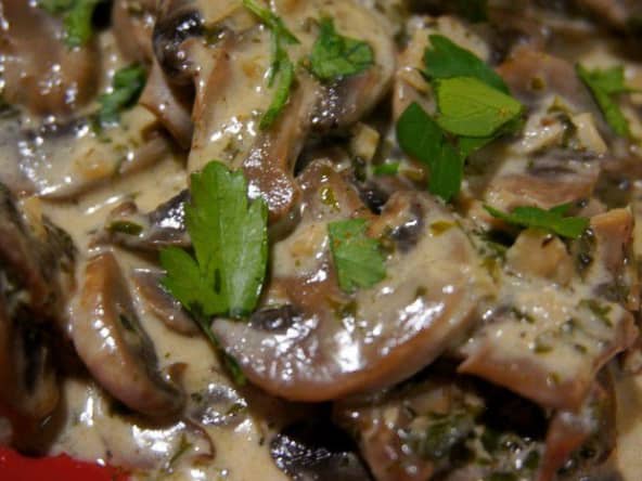 Sauce aux champignons, citron, crème et vin blanc