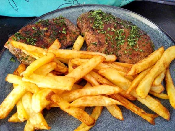 Foie de veau poêlé accompagné de frites maison