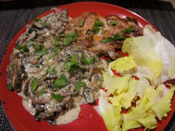 Côte de porc à la crème et aux champignons (sauce parisienne)