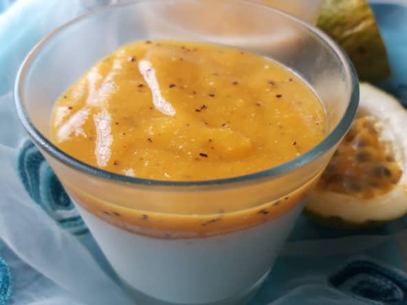Panna cotta à la noix de coco, coulis fruits de la passion/mangues : un dessert à la fois doux et acidulé