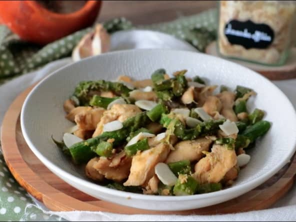 Wok d'asperges vertes au poulet et amandes grillées