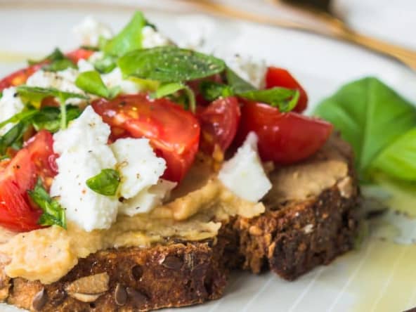 Tartine Houmous, Tomates, Mozzarella comme une bruschetta