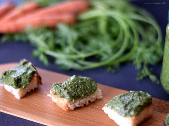 Pesto de fanes de carottes aux amandes