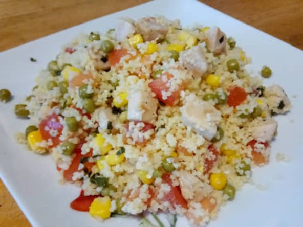 Le taboulé au poulet, petits pois et tomates