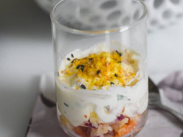 Faisselle aux herbes, radis noir, tomates confites et saumon fumé