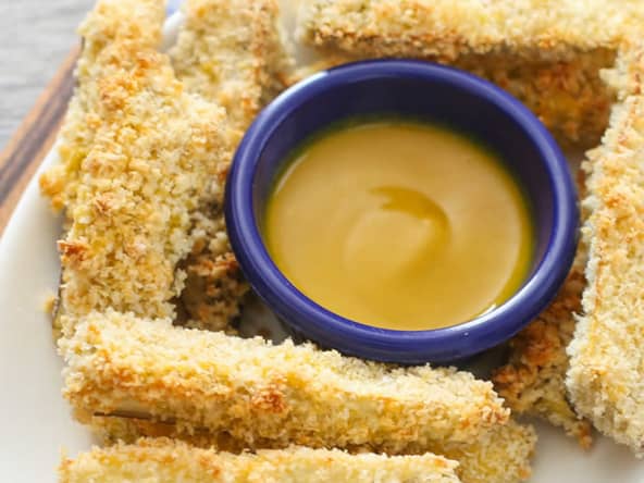 Frites d'aubergine au four à la sauce