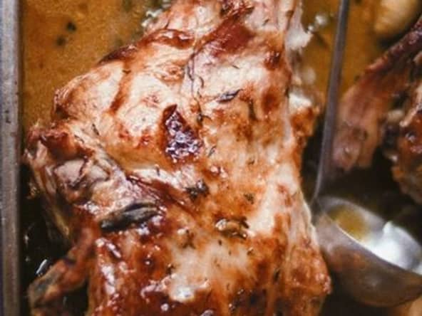 Rôti d’agneau de lait pour le déjeuner Pascal