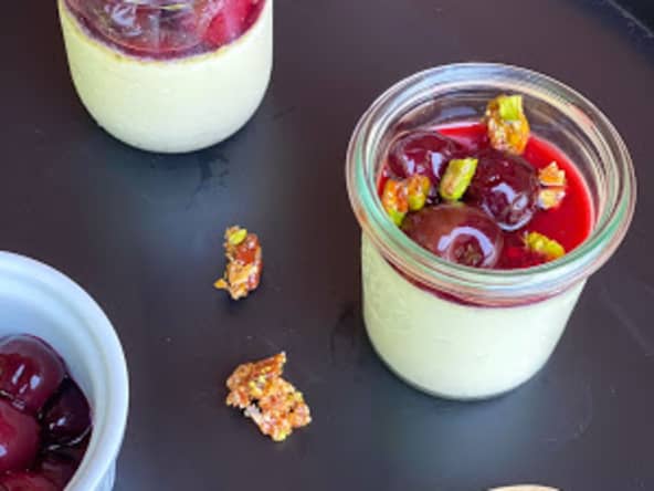 Panna cotta à la pistache, cerises confites