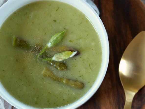 Velouté d'asperges et ail des ours