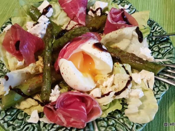 Salade complète aux asperges vertes, œuf et coppa