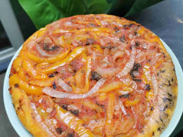 Tatin poivrons, oignons et crème de cajou au basilic pourpre