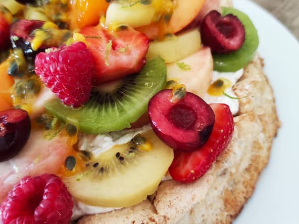 Dacquoise aux fruits frais : framboises, kiwi, banane