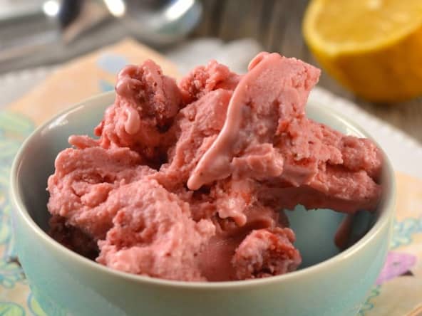 Yaourt glacé à la fraise fait maison