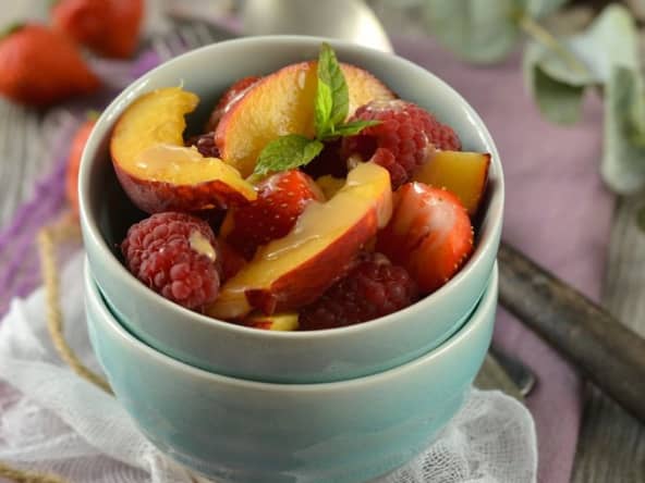 Salade de fruits d'été et coulis de nougat
