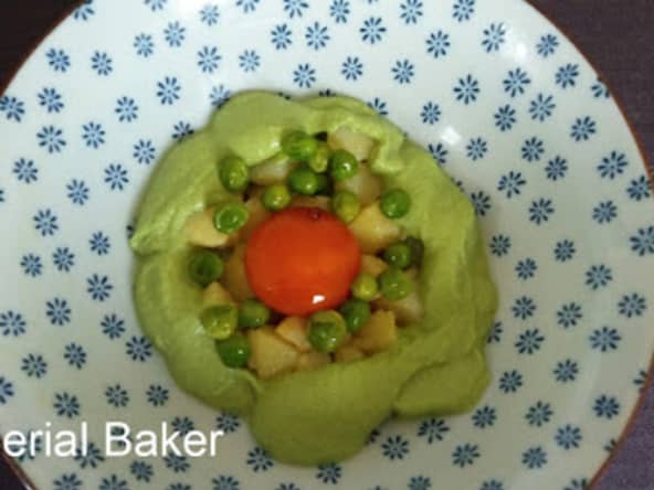 Salade de pomme de terre, petits pois et jaune d'oeuf cuit au soja