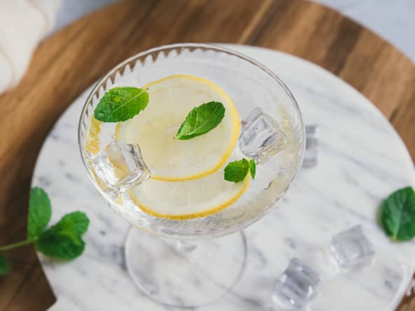 Cocktail au gin et vin pétillant à la fleur de sureau : très frais !