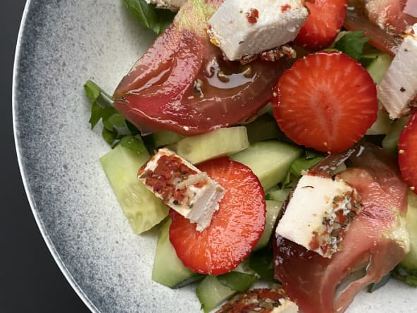 Salade estivale au chèvre frais, concombre, tomates et fraises