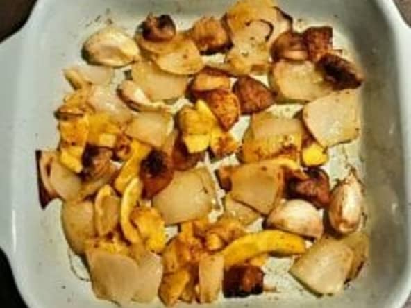 Recette au four de courgettes jaunes, champignons, oignon, ail et épices