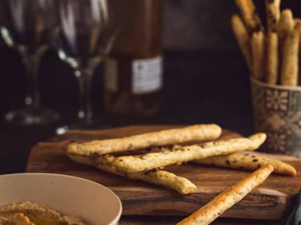 Gressin maison aux graines de cumin, gruyère et parmesan pour l'apéritif