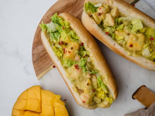 Hot-dog à la crevette, mangue et avocat - recette rapide
